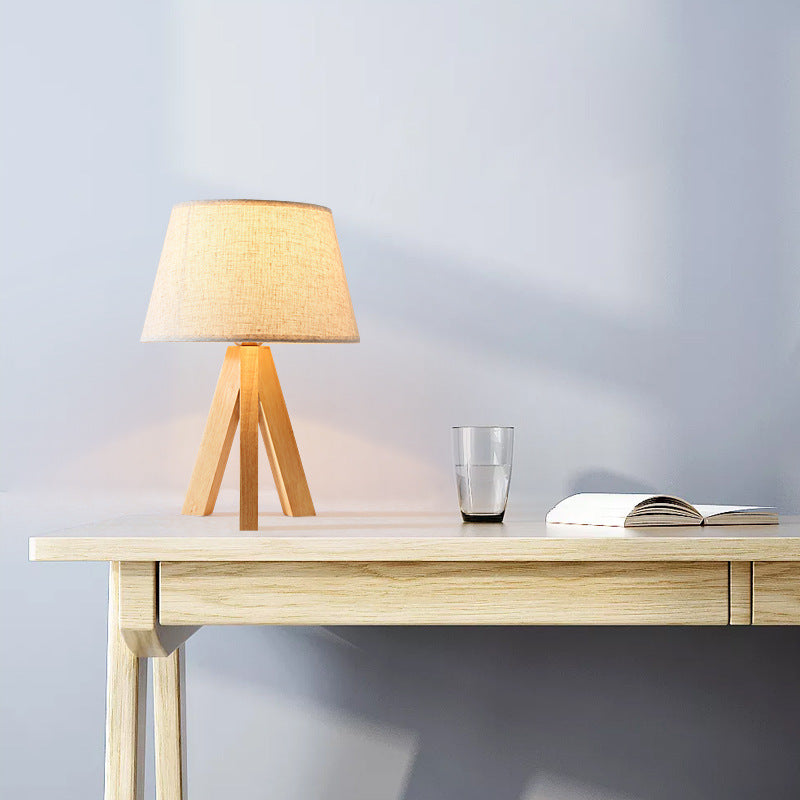 Modern and simple three-pronged table lamp
