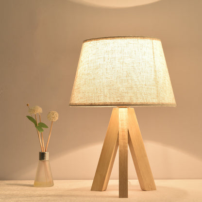 Modern and simple three-pronged table lamp