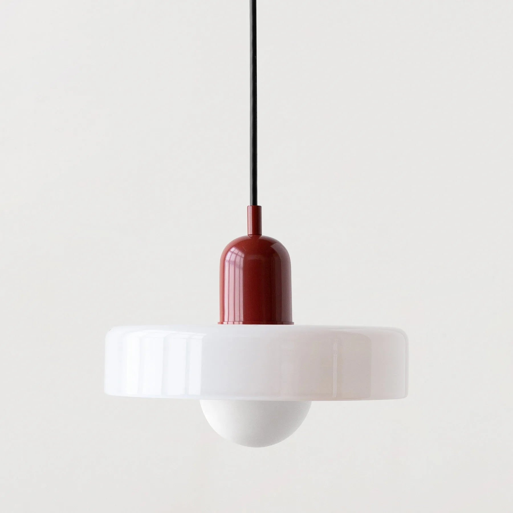 Lámpara colgante nórdica de cristal con pantalla metálica de color