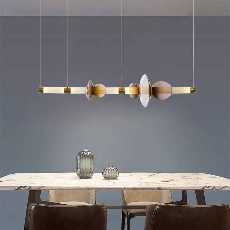 Lámpara colgante de cristal minimalista con detalles de latón