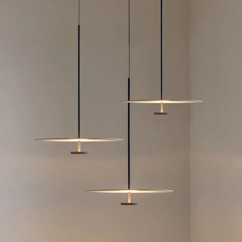 Lámpara colgante de hierro minimalista con detalle de madera