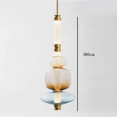 Lámpara colgante de cristal minimalista con detalles de latón