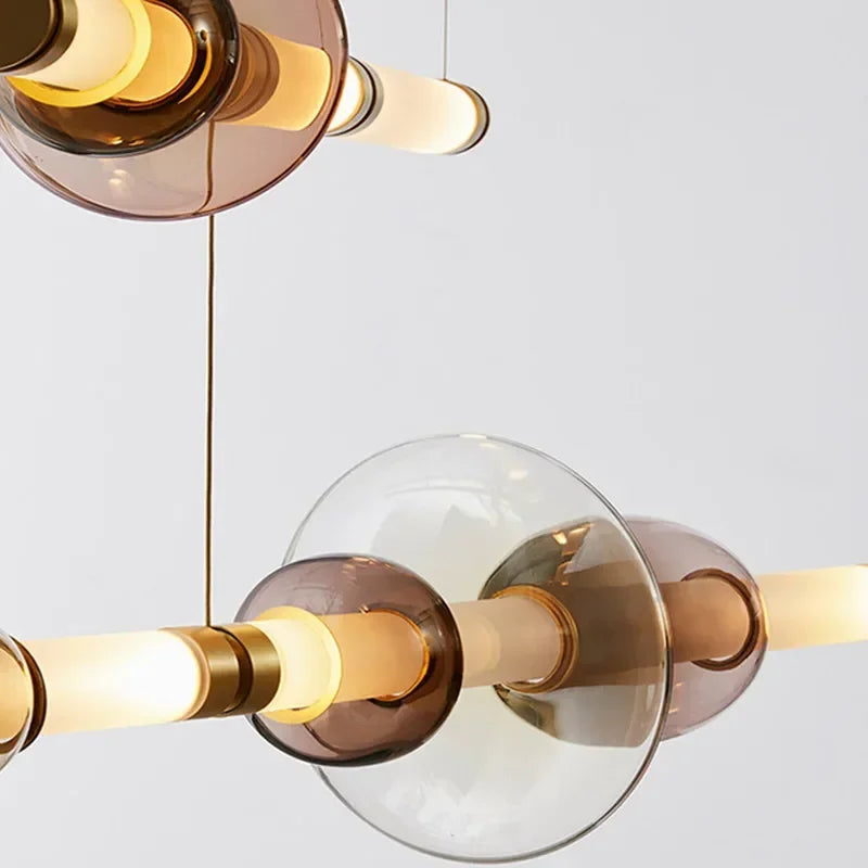 Lámpara colgante de cristal minimalista con detalles de latón