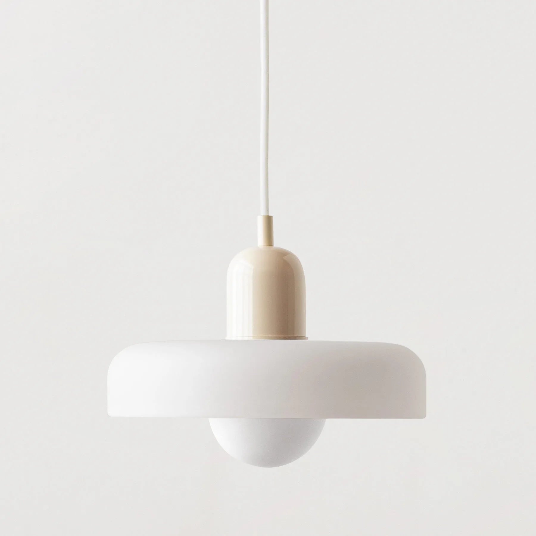 Lámpara colgante nórdica de cristal con pantalla metálica de color